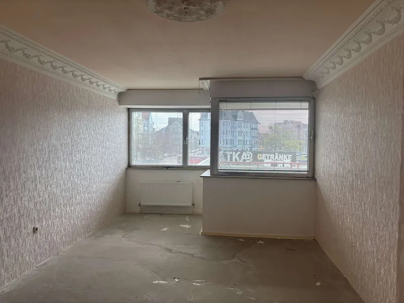2-Zimmer-Wohnung mit Stuck, Balkon und Aufzug – Renovierungsobjekt in der Wilhelmstr. 1 in Spandau — photo 1